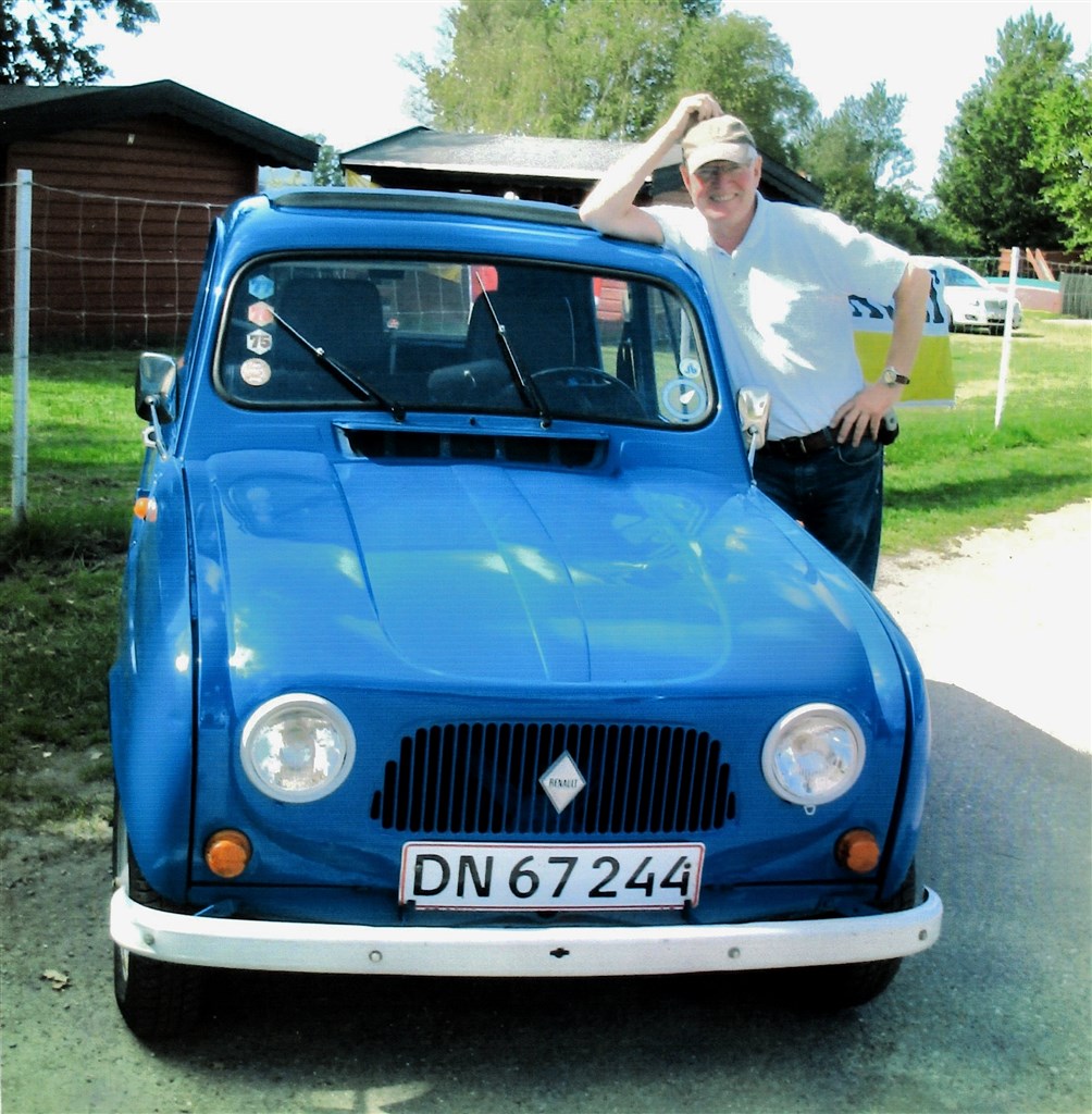 Det var biler som denne Renault 4 fra 1965, der bragte danskerne på arbejde for 50 år siden. Bilen køres af Jan Teiner, Hillerød, og Gregers Back, Rungsted Kyst.
(Foto: Michael Eisenberg)